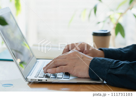 パソコンを操作する男性の手元 111731103