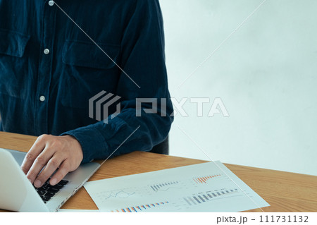 パソコンを操作する男性の手元 111731132