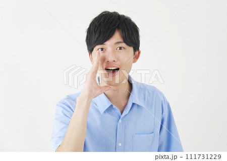 応援する男性　白背景 111731229