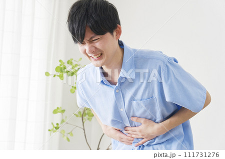 リビングで腹痛の男性 リビングで腹痛の男性 111731276