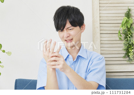 リビングで手が痺れる男性 リビングで手が痺れる男性 111731284