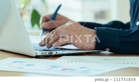 パソコンを操作する男性の手元 111731859