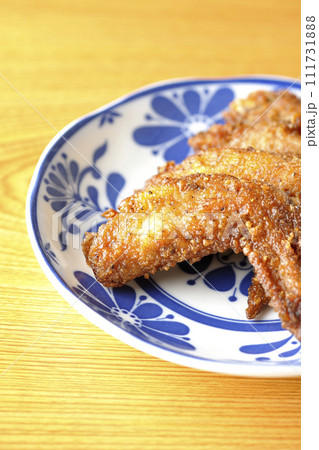 鶏の手羽先の唐揚げ 鶏の手羽先の唐揚げ 111731888