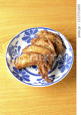 鶏の手羽先の唐揚げを俯瞰で撮影 鶏の手羽先の唐揚げを俯瞰で撮影 111731895
