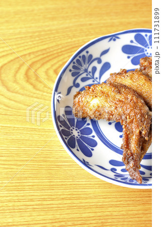 鶏の手羽先の唐揚げを俯瞰で撮影 111731899