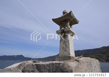 上関海峡の常夜灯(山口県熊毛郡上関町) 111731917