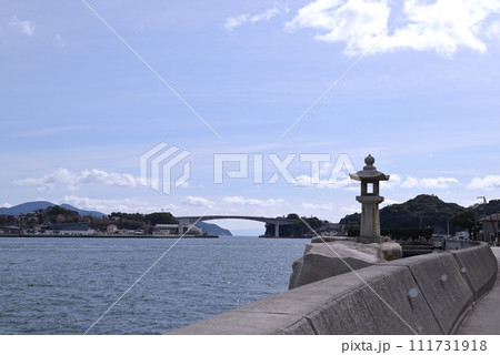 上関海峡の常夜灯と上関大橋(山口県熊毛郡上関町) 111731918