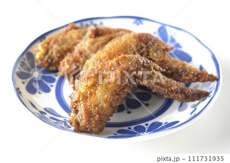 鶏の手羽先の唐揚げを白背景で撮影 111731935