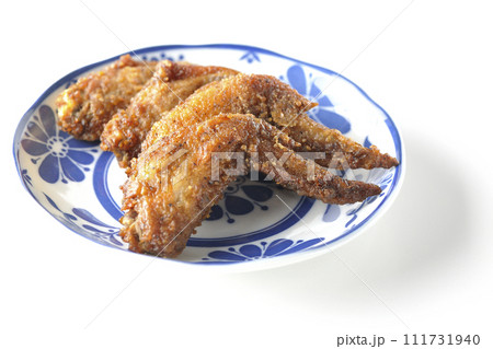 鶏の手羽先の唐揚げを白背景で撮影 111731940