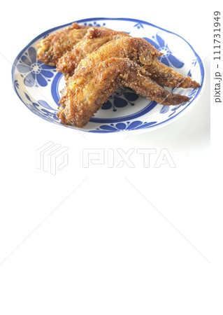 鶏の手羽先の唐揚げを白背景で撮影 111731949