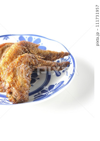 鶏の手羽先の唐揚げを白背景で撮影 111731957