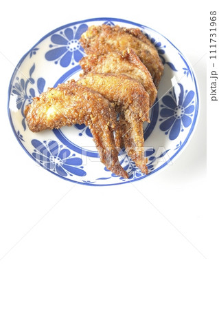 鶏の手羽先の唐揚げを白背景で俯瞰撮影 111731968
