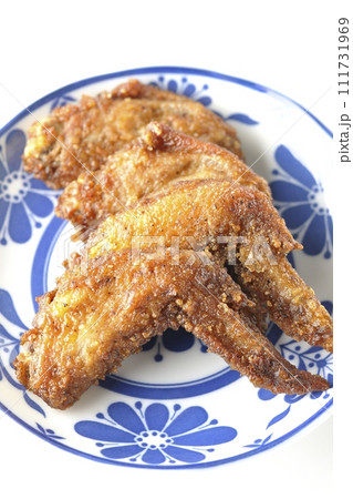 鶏の手羽先の唐揚げを白背景で俯瞰撮影 111731969