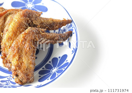 鶏の手羽先の唐揚げを白背景で俯瞰撮影 111731974