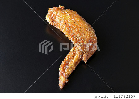 鶏の手羽先の唐揚げを黒背景で撮影 鶏の手羽先の唐揚げを黒背景で撮影 111732157