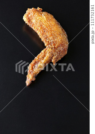 鶏の手羽先の唐揚げを黒背景で撮影 111732161