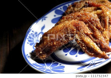 鶏の手羽先の唐揚げ 鶏の手羽先の唐揚げ 111732347