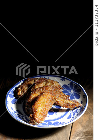 鶏の手羽先の唐揚げ 111732354