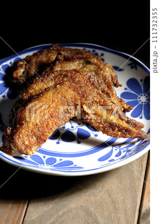 鶏の手羽先の唐揚げ 鶏の手羽先の唐揚げ 111732355
