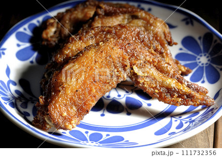 鶏の手羽先の唐揚げ 111732356