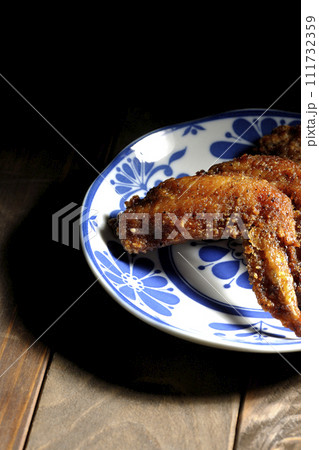 鶏の手羽先の唐揚げ 鶏の手羽先の唐揚げ 111732359