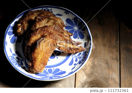 鶏の手羽先の唐揚げ 111732361