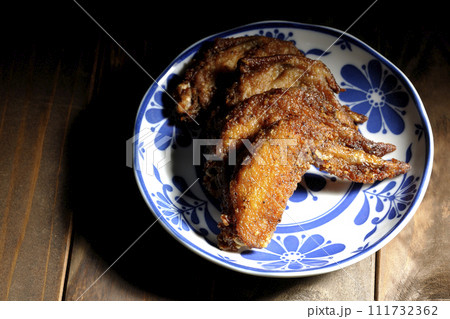 鶏の手羽先の唐揚げ 111732362