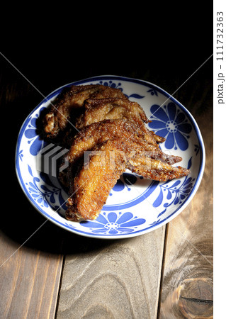 鶏の手羽先の唐揚げ 111732363