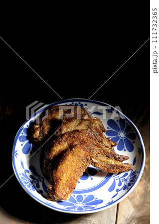 鶏の手羽先の唐揚げ 111732365