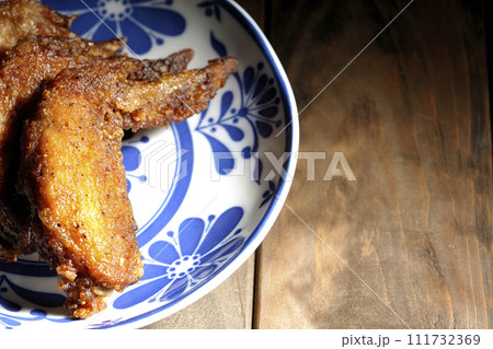 鶏の手羽先の唐揚げ 111732369