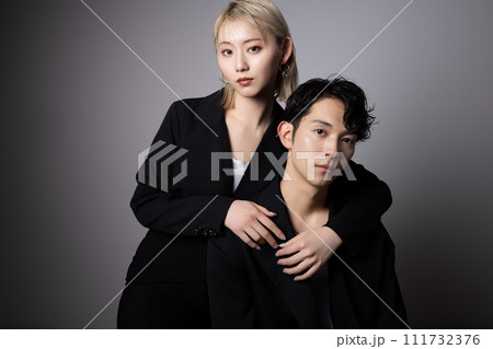 黒い衣装を着た若いカップルのシックなポートレート 111732376