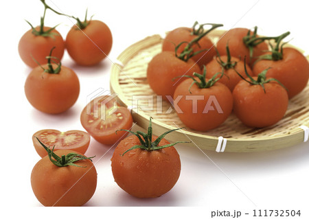 新鮮な完熟トマト 白背景 111732504