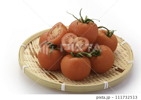 新鮮な完熟トマト 白背景 111732513