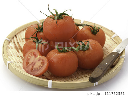 新鮮な完熟トマト 白背景 111732521
