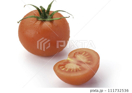 新鮮な完熟トマト 白背景 111732536