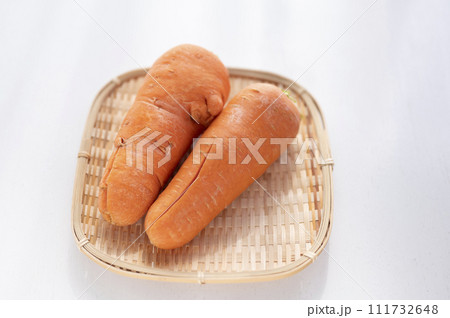 規格外野菜、出荷出来ないニンジン 111732648