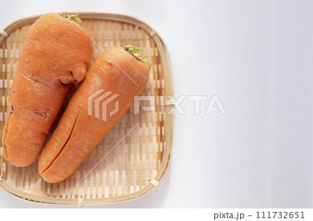 規格外野菜、出荷出来ないニンジン 111732651