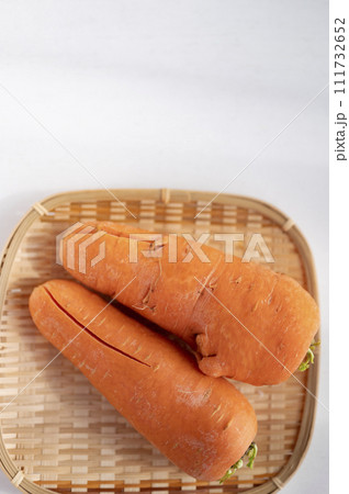 規格外野菜、出荷出来ないニンジン 規格外野菜、出荷出来ないニンジン 111732652