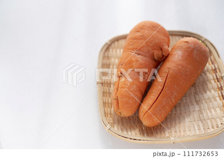 規格外野菜、出荷出来ないニンジン 規格外野菜、出荷出来ないニンジン 111732653