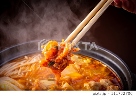 キムチ鍋を食べる 111732706