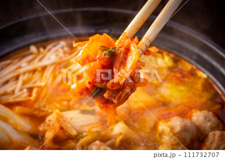 キムチ鍋を食べる 111732707