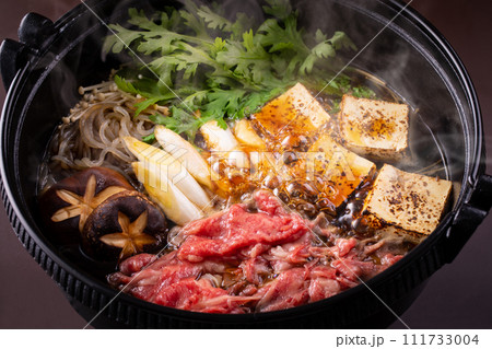 すき焼きを食べる すき焼きを食べる 111733004