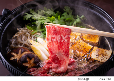 すき焼きを食べる 111733148