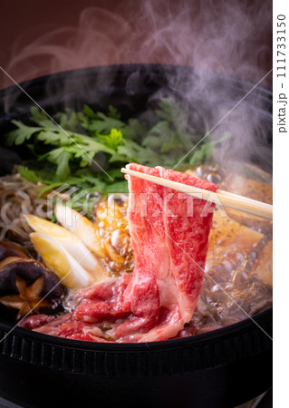 すき焼きを食べる すき焼きを食べる 111733150