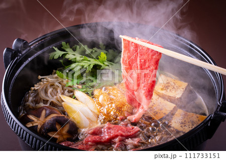 すき焼きを食べる すき焼きを食べる 111733151