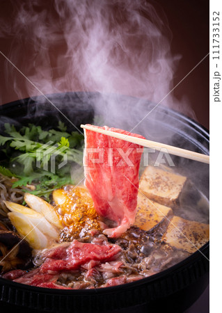 すき焼きを食べる すき焼きを食べる 111733152
