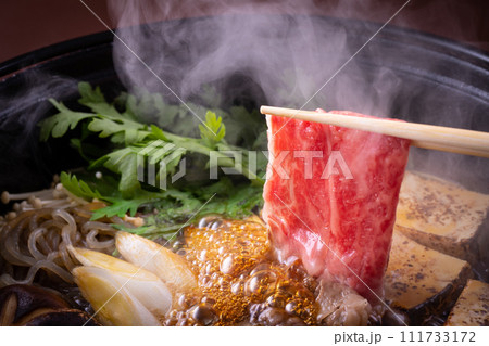すき焼きを食べる すき焼きを食べる 111733172