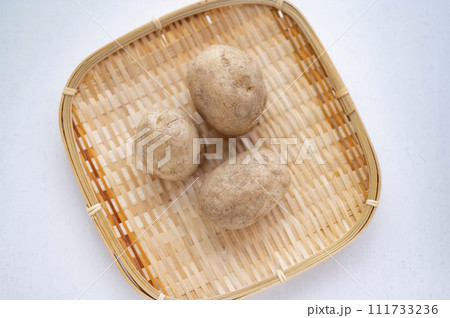 規格外野菜、出荷出来ないジャガイモ 111733236