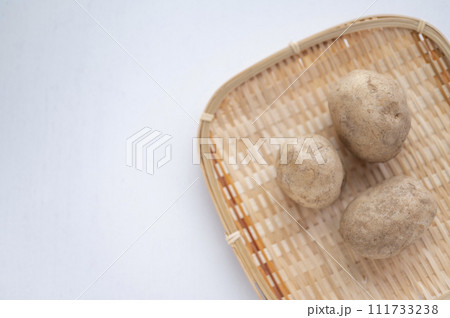 規格外野菜、出荷出来ないジャガイモ 111733238