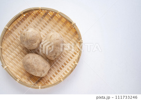 規格外野菜、出荷出来ないジャガイモ 111733246